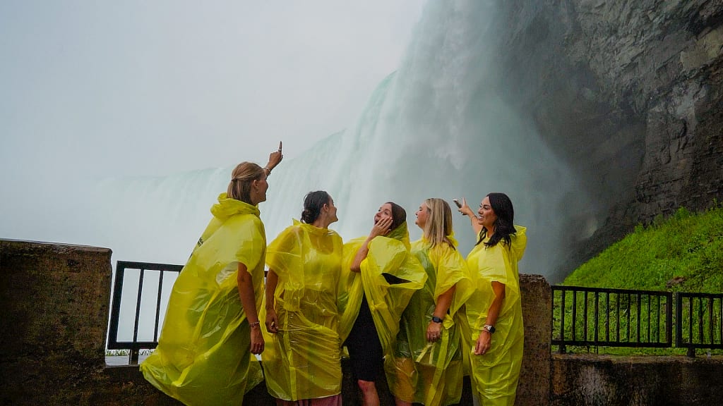 Niagara Falls Night Walking Tour with Journey & Fireworks Bild 1