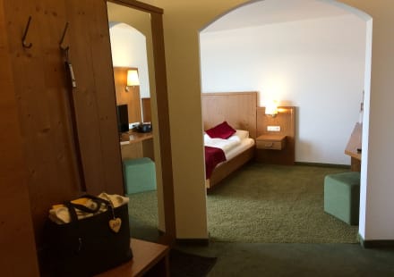 Vorraum und Blick ins Zimmer