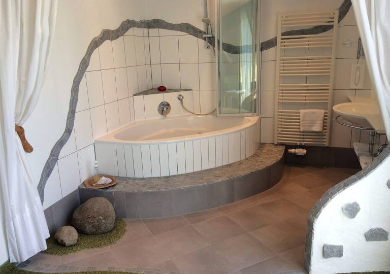 Offenes Bad mit Eckbadewanne für 2
