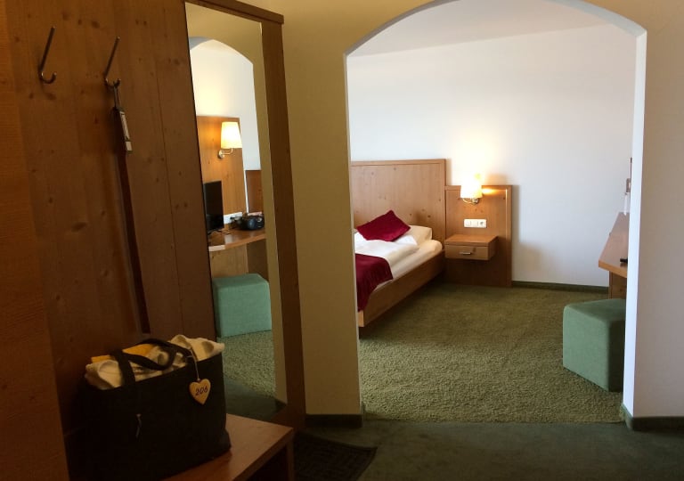 Vorraum und Blick ins Zimmer