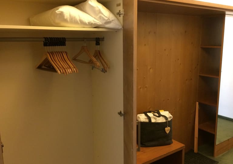 Kleiderschrank, Zusatzkissen, Wellnesstasche