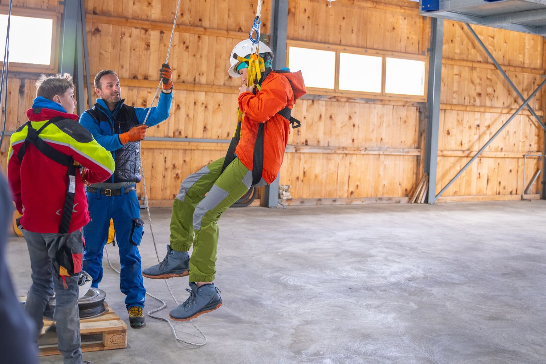 Une descente en rappel a été pratiquée dans le hall.