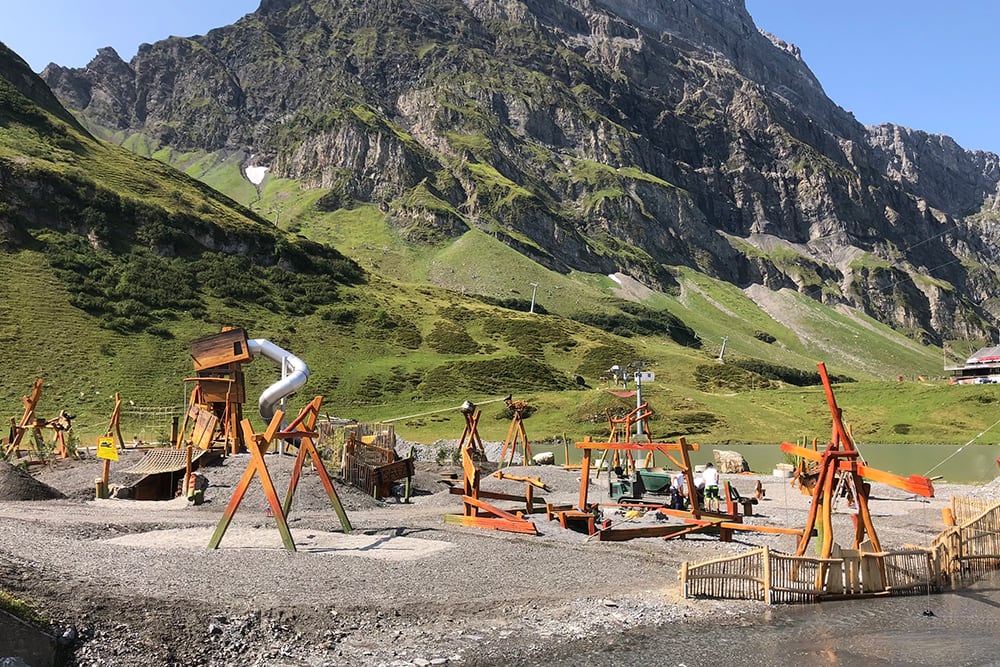 Pour les installations non techniques telles que les aires de jeux, il est possible de se faire contrôler volontairement et d'obtenir le label de qualité par le service de conseil pour la sécurité des activités d'été des RMS. © Engelberg-Titlis.