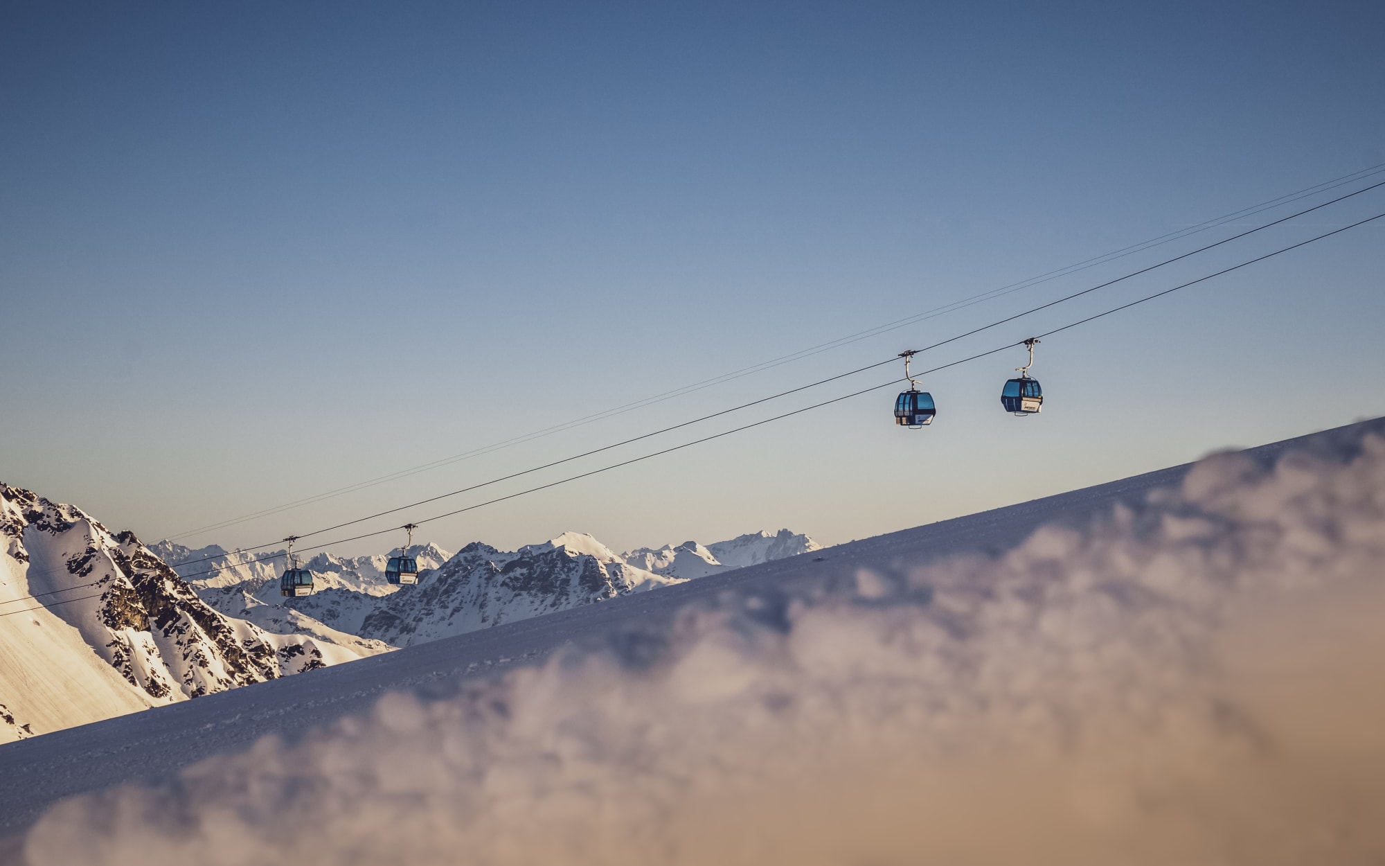 Seilbahn in Winterlandschaft