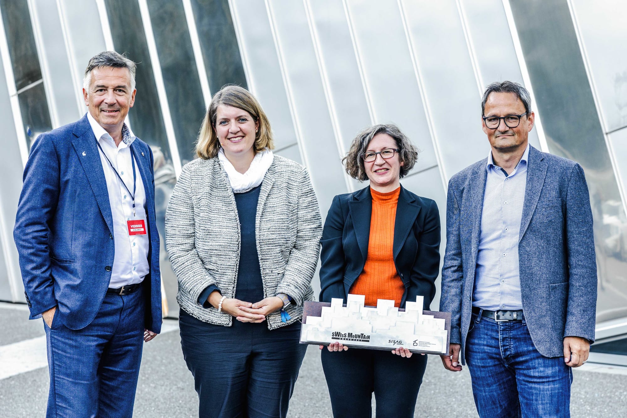 Bildlegende: Der Swiss Mountain Award 2021 ging an die Jungfrau Management AG: (v.l.n.r.) SBS-Präsident Hans Wicki, Jury-Präsidentin Swiss Mountain Award Monika Bandi Tanner, Kathrin Naegeli, Leiterin Corporate Communications Jungfraubahnen Management AG, Marco Zgraggen (SISAG AG, Preissponsor)