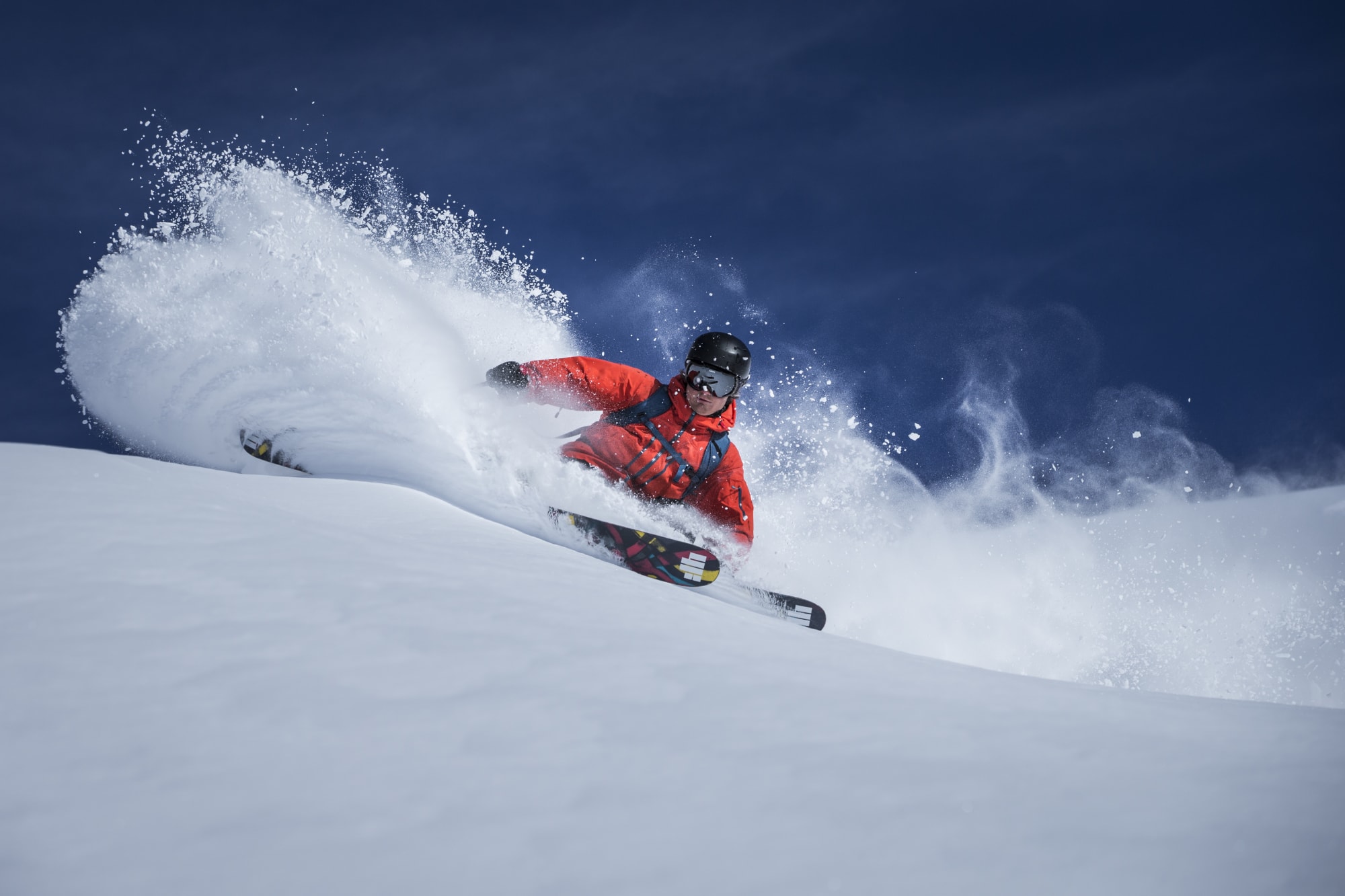 Skifahrer im Tiefschnee