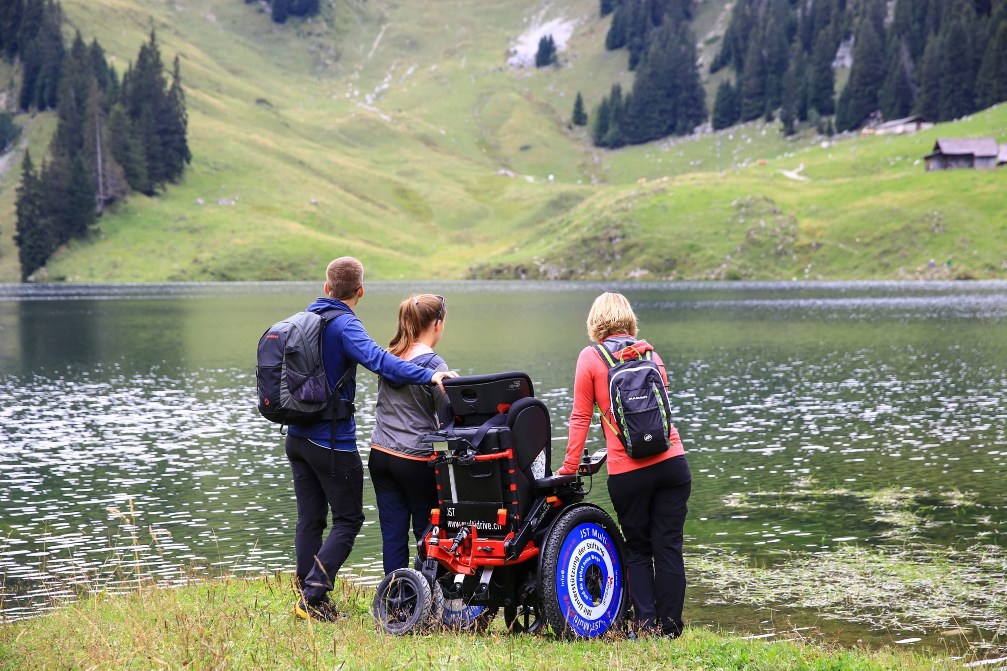 Familie mit Kind im Rollstuhl am Ufer der Hinterstockensees