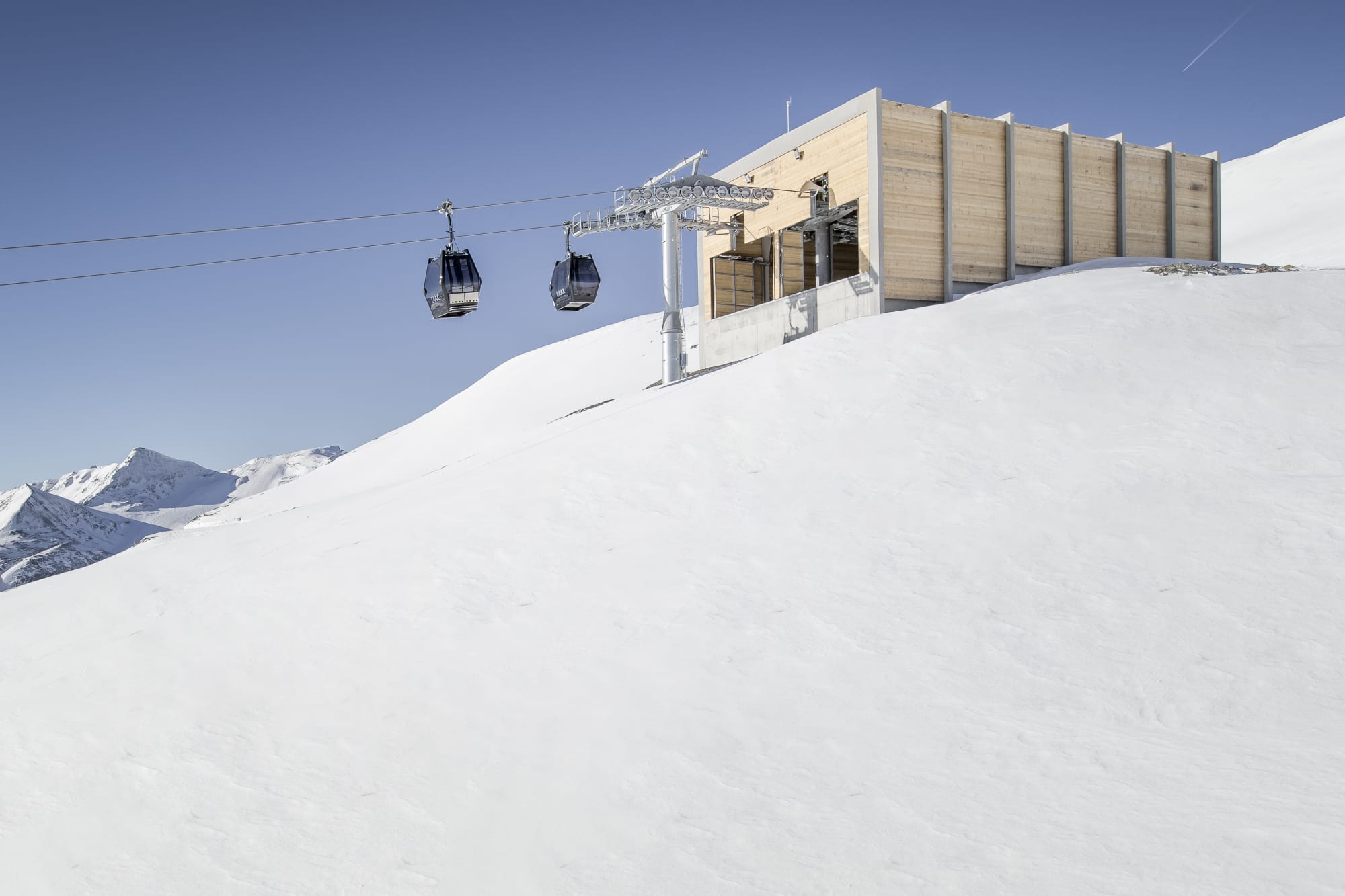 Gondel bei Bergstation in Laax