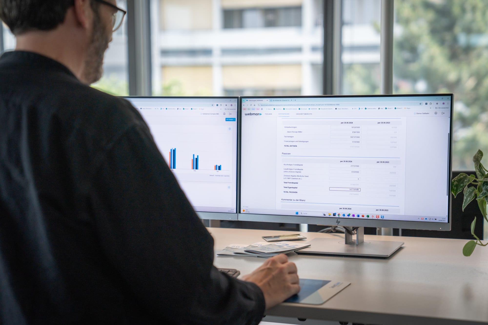 L'employé travaille sur son PC