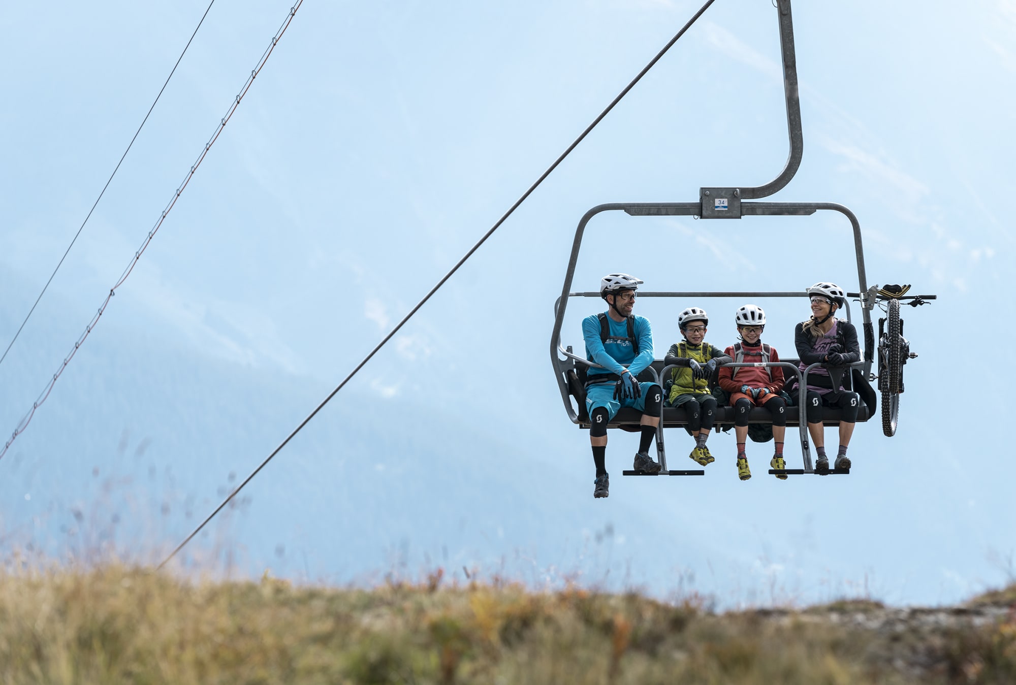 Mountainbike-familie auf Sesselbahn