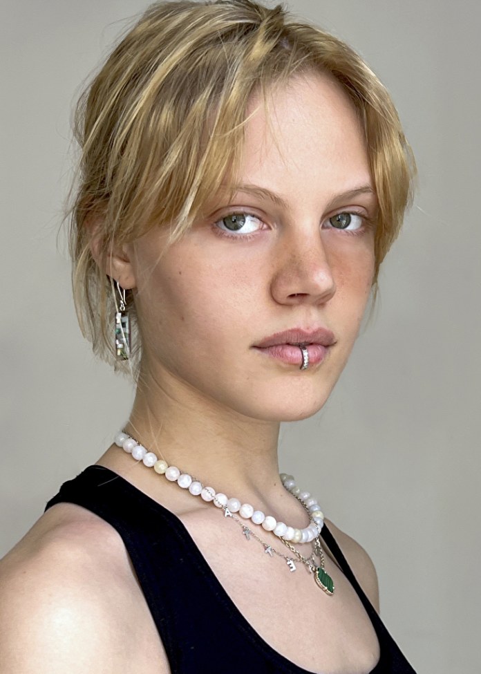 gallery_model_o7st3ECWyV6R.jpg