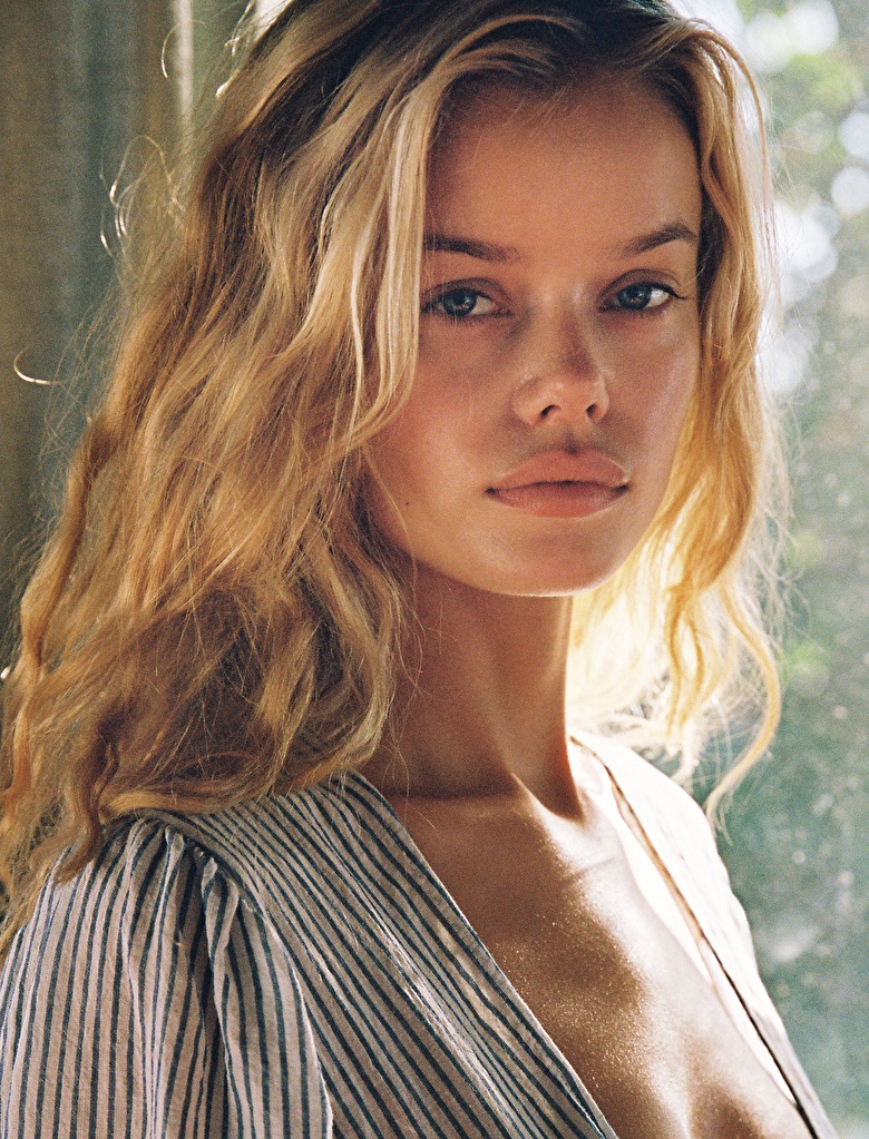 Fashion model Frida Aasen and their looks