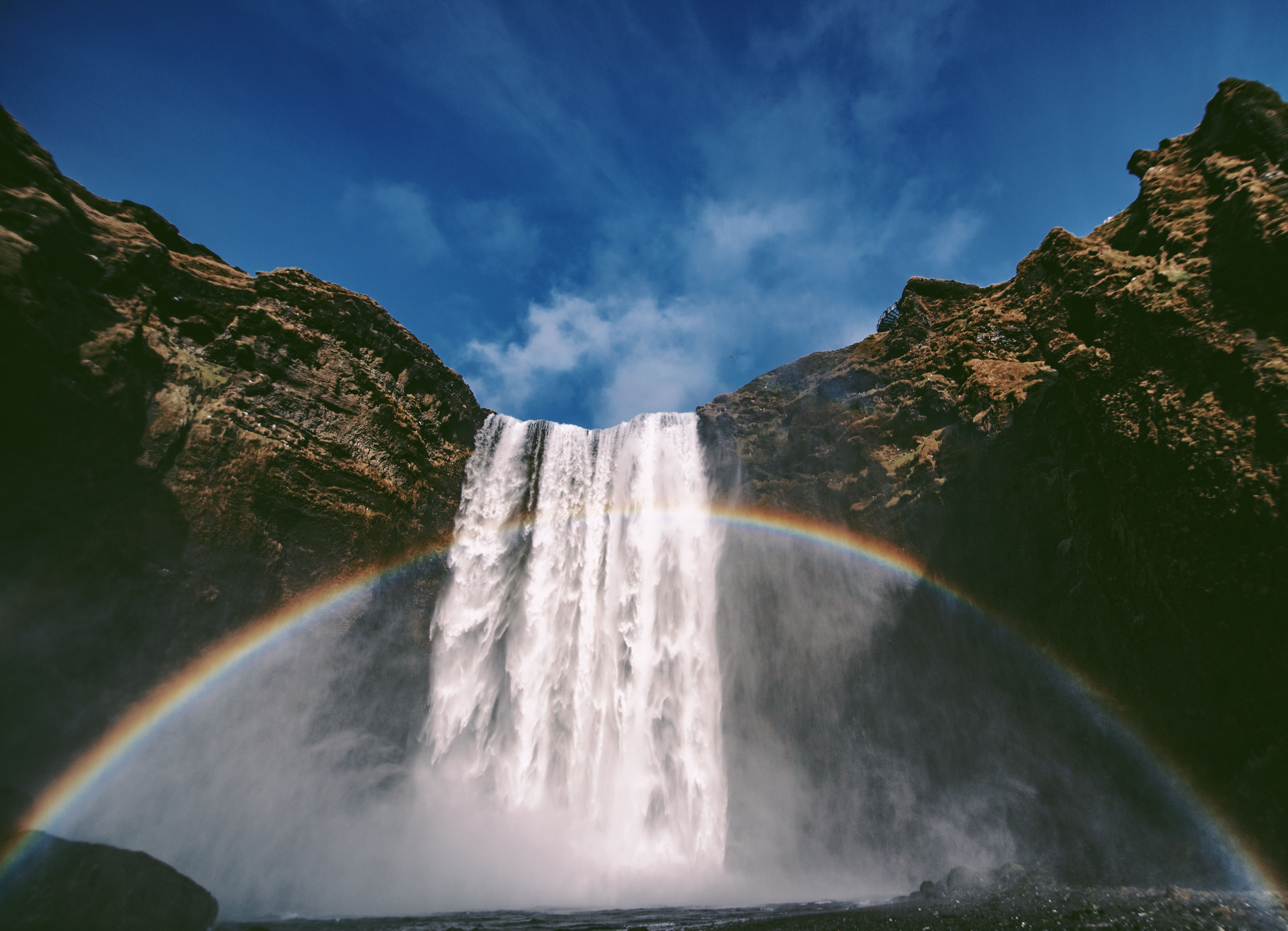 林祐介写真集　PicturesqueWinterLandscape•KARHU Waterfalls on green grass field under cloudy sky during