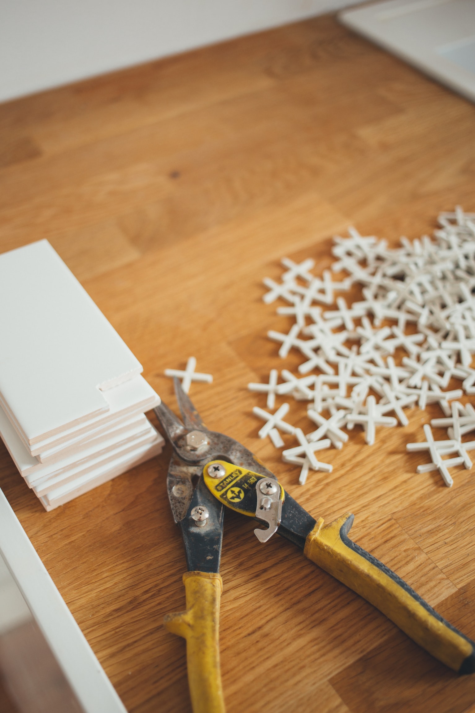 Cross spacer tile and tool