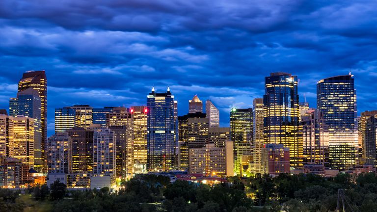 Florissante métropole de béton et d'acier campée entre les Rocheuses, à l'ouest, et les ranchs des plaines, à l'est, Calgary a toutes les caractéristiques d'une ville de l'Ouest. Jeune et prospère, elle s'est épanouie avec la fièvre répétée de l'or noir, bien que son surnom de Cowtown (ville des vaches) témoigne d'un passé tout autre. Car avant le pétrole, il y avait les cowboys et les grands propriétaires terriens; à l'origine, c'est d'ailleurs grâce à une poignée de riches familles d'éleveurs que la ville de Calgary s'est développée.
Calgary devient en 1988 la première ville canadienne à accueillir les Jeux olympiques d'hiver. L'héritage de ces Jeux est encore très présent aujourd'hui, comme en témoigne l'Olympic Plaza, aménagée spécifiquement pour les cérémonies de remise des médailles; le Saddledome, stade dont la forme évoque une selle de cheval; le Canada Olympic Park, où eurent lieu les compétitions de saut à ski, de bobsleigh et de luge; et l'Olympic Oval, centre d'entraînement pour le patinage de vitesse longue piste. Florissante métropole de béton et d'acier campée entre les Rocheuses, à l'ouest, et les ranchs des plaines, à l'est, Calgary a toutes les caractéristiques d'une ville de l'Ouest. Jeune et prospère, elle s'est épanouie avec la fièvre répétée de l'or noir, bien que son surnom de Cowtown (ville des vaches) témoigne d'un passé tout autre. Car avant le pétrole, il y avait les cowboys et les grands propriétaires terriens; à l'origine, c'est d'ailleurs grâce à une poignée de riches familles d'éleveurs que la ville de Calgary s'est développée.
Calgary devient en 1988 la première ville canadienne à accueillir les Jeux olympiques d'hiver. L'héritage de ces Jeux est encore très présent aujourd'hui, comme en témoigne l'Olympic Plaza, aménagée spécifiquement pour les cérémonies de remise des médailles; le Saddledome, stade dont la forme évoque une selle de cheval; le Canada Olympic Park, où eurent lieu les compétitions de saut à ski, de bobsleigh et de luge; et l'Olympic Oval, centre d'entraînement pour le patinage de vitesse longue piste.