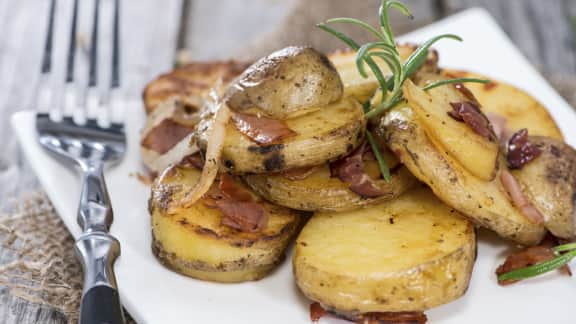 Pommes De Terre Roties Aux Oignons Au Romarin Et A La Pancetta