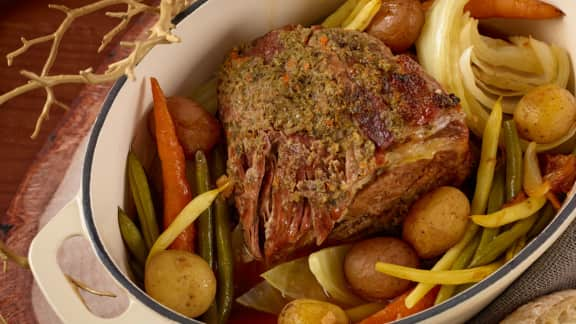 Bouilli Déchine De Porc Et Légumes Aux Herbes Salées