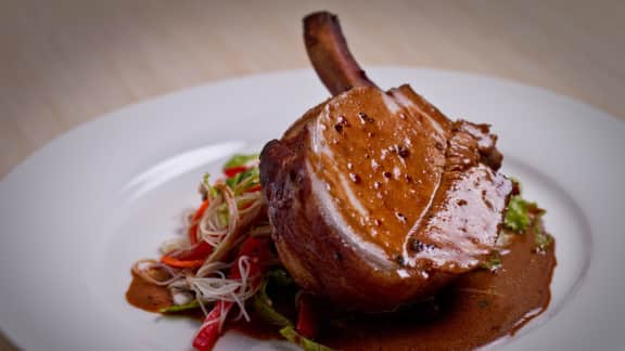 Côte de porc marinée aux sauces hoisin et soya | Zeste