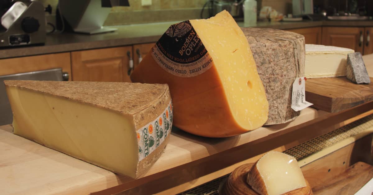 Manger la croute du fromage