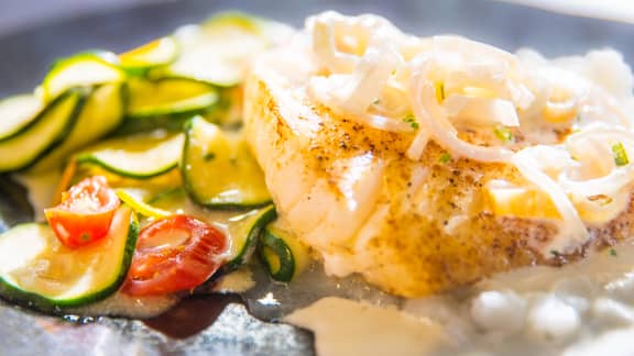 Recette De Morue Poelee Et Sauce Au Yogourt Epicee Zeste