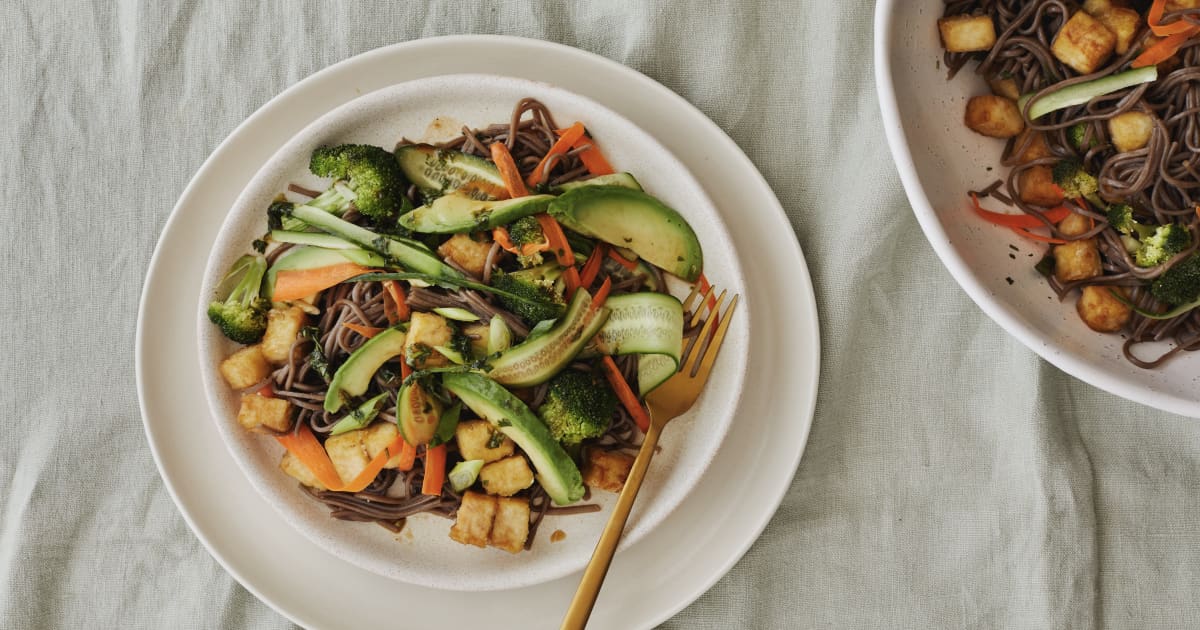 Trois fois par jour & vous Salade de nouilles soba au tofu & légumes