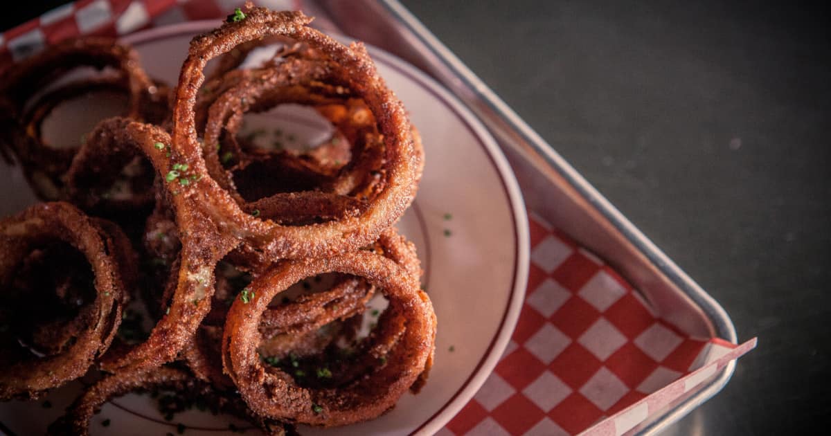 Réussir des rondelles d'oignons parfaites, sauce ranch | Zeste