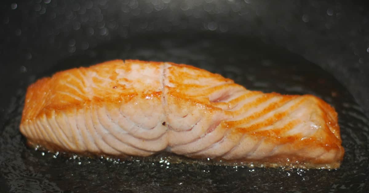 Filet De Saumon à La Poele Saumon Frit Et Oeufs Brouilles Zeste