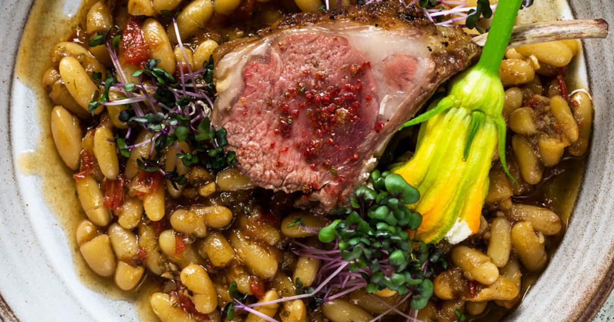 Recette de ragoût de flageolets et carrés d'agneau | Zeste