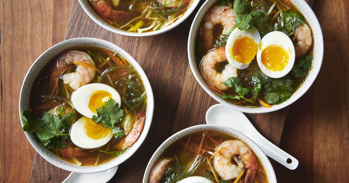 Soupe ramen à base de dashi, œuf mollet, légumes et crevettes Zeste