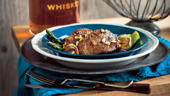 Onglet De Veau Marine Au Whisky Sur Lit D Asperges Et Oignons