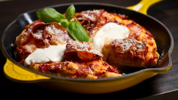 Pizza Au Prosciutto Aux Champignons Et A La Mozzarella Di Buffala