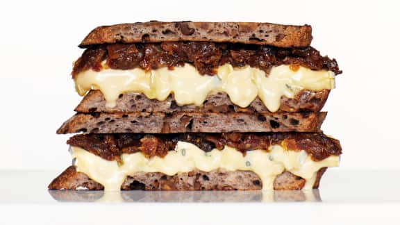 Recette de grilled cheese de pain aux noix | Zeste