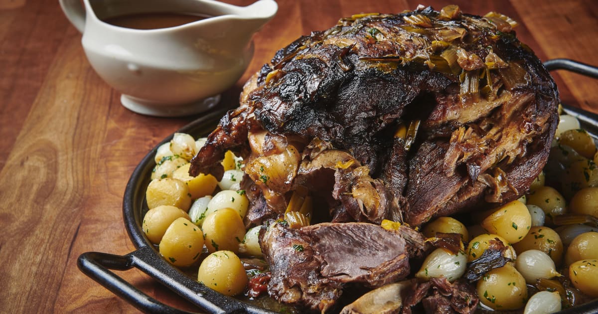 Cuissot de sanglier au vin rouge et aux oignons et perles de pommes de terre aux herbes Zeste