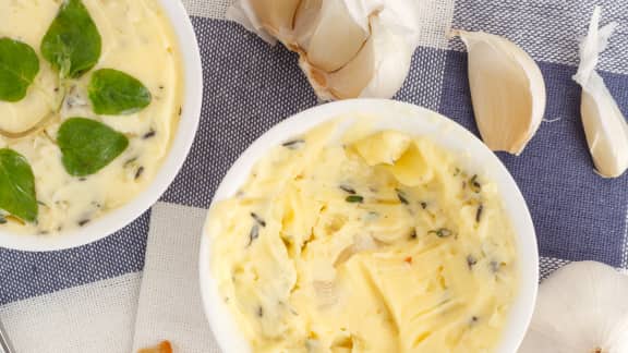 Recette facile de beurre à l'ail et au citron | Foodlavie