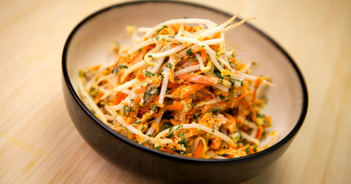 Salade de fèves germées et de carottes râpées-image