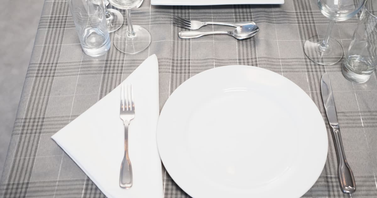 Comment Servir Une Table Dans Un Restaurant Art De La Table Comment Dresser Une Table Zeste