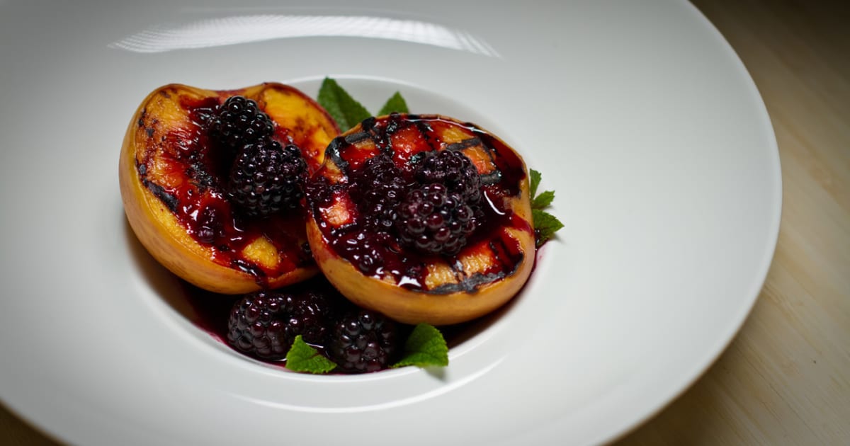 Pêches grillées et compote de mûres au gingembre Glouton