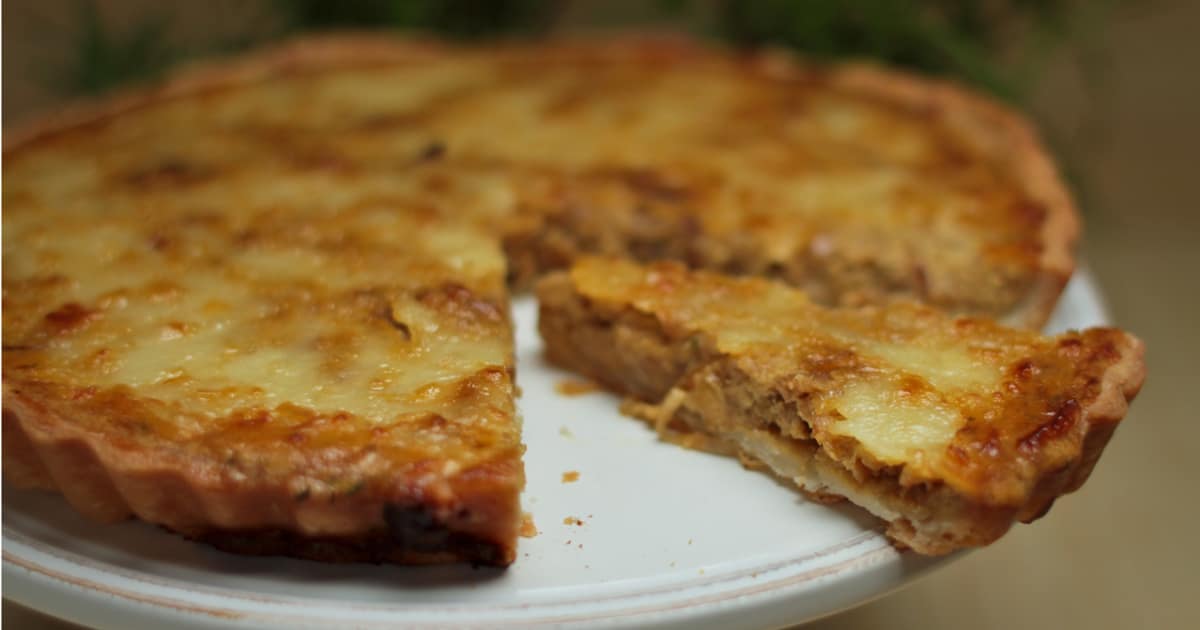 Tarte à la bière, aux oignons et au cheddar - Glouton