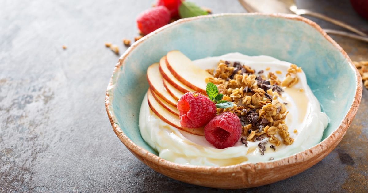 Parfait aux fruits, yogourt et granola maison aux épices - Glouton