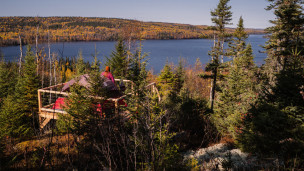 Un site pour camper au sommet d’une montagne avec vue sur un lac