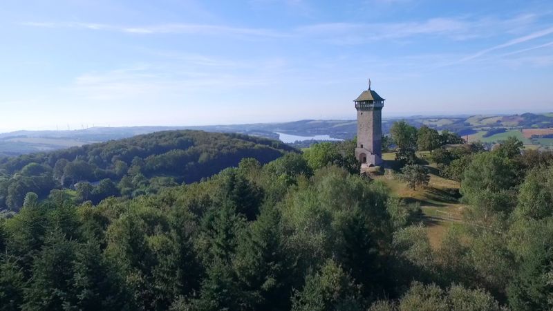 Sur la route, en groupe, marcher à droite ou à gauche ? » Randonnée  pédestre en Aveyron