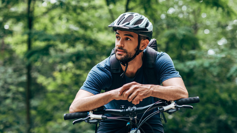 L'homme Au Casque Pose Sur Un Vtt Dans Le Désert, Vue De Face. Personne De