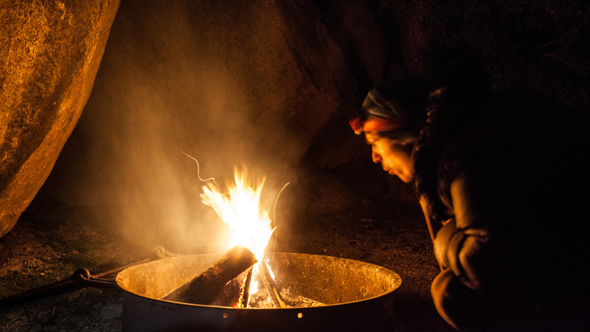 boîte d'allumettes pour allumer un feu de camp, illustration