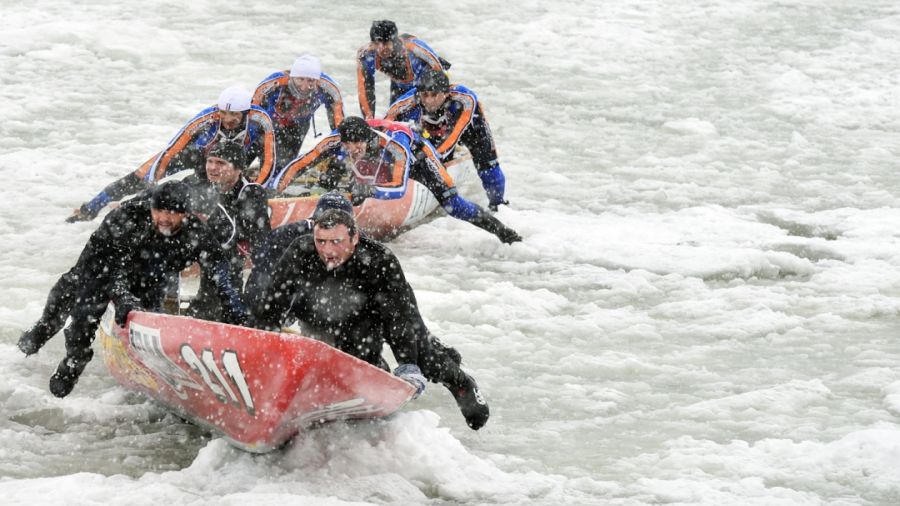 La course de canot à glace de retour à Montréal