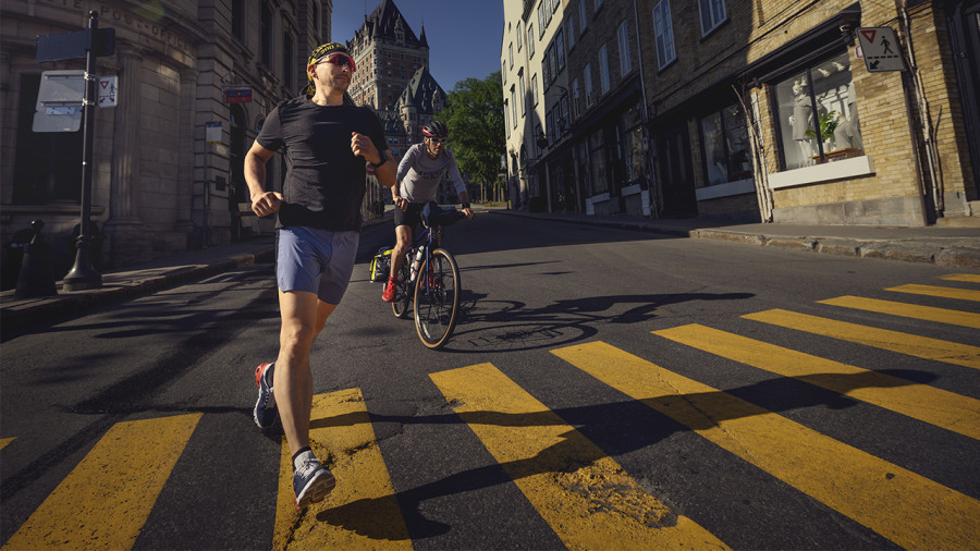 Deux coureurs à vélo en « Kavale » à travers le Québec