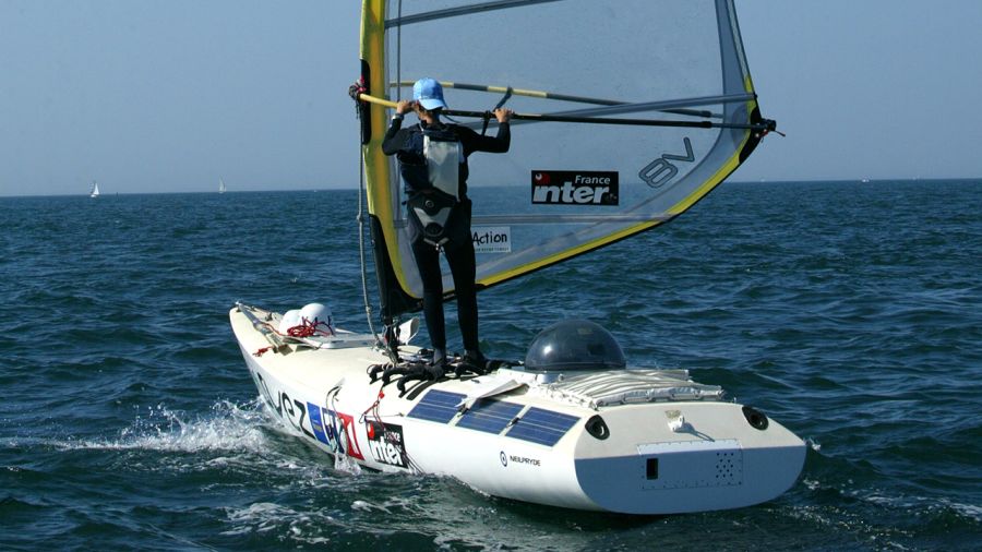 En planche à voile à travers l’Océan Indien