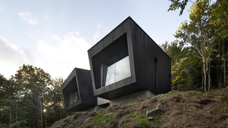 Un chalet minimaliste en forme de lunettes posé sur la montagne