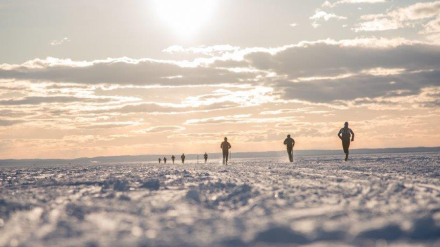 Défi de l’hiver : courir sur le lac Saint-Jean glacé et recouvert de neige
