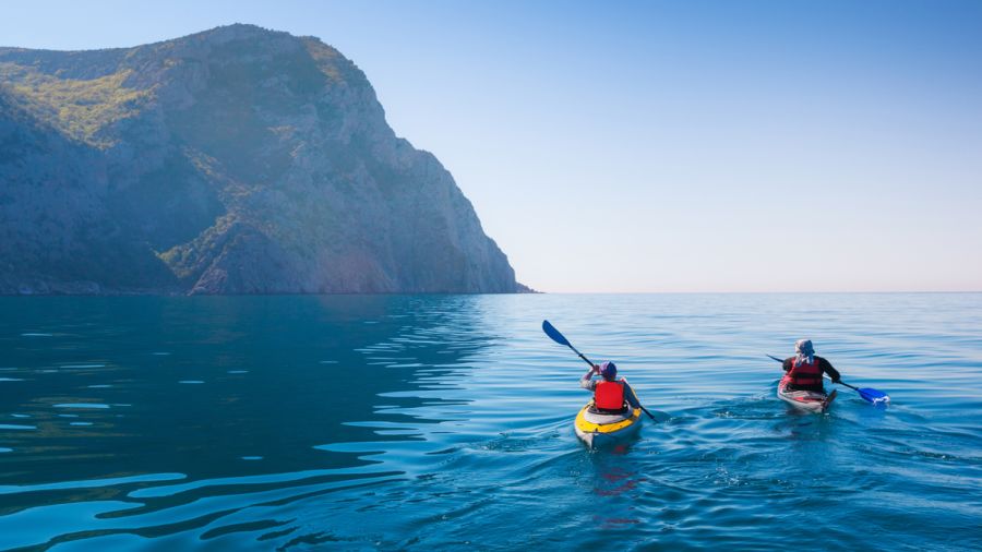 Kayak de mer : Naviguer entre les montagnes