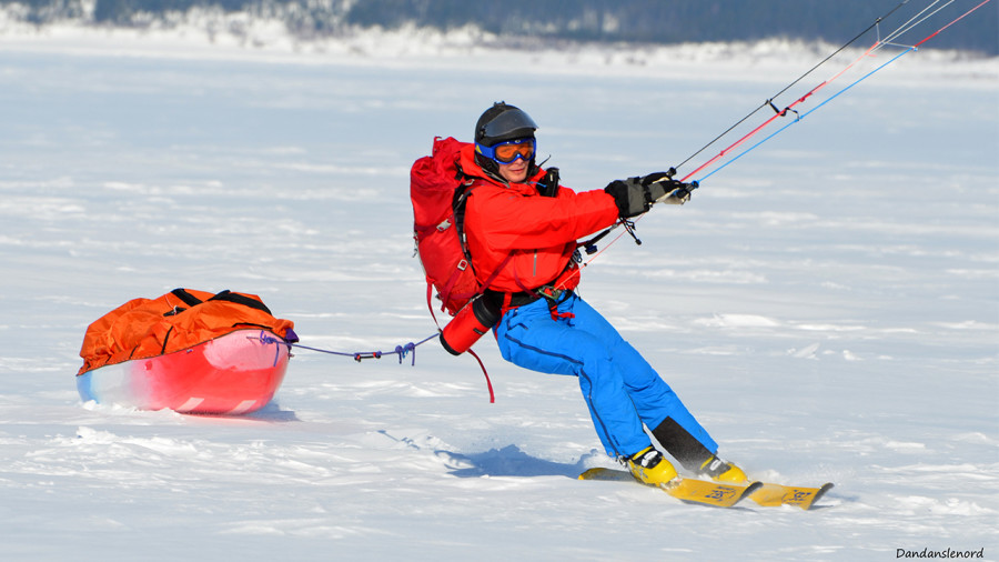 Frédéric Dion et Bruno-Pierre Couture en ski cerf-volant sur le mont Logan